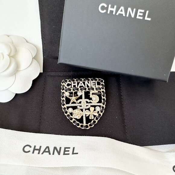 CHANEL 2023V GOLDEN CC LOGO BLACK LEATHER CHAIN SHIELD BROOCH PIN CHARM - Picture 2 of 16